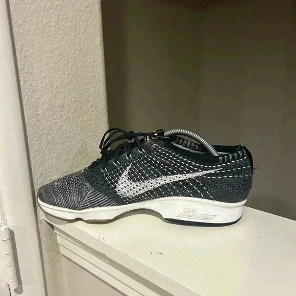 Nike Women’s Flyknit Black white 698616-0015 Size 11 Running Training sneakers - Picture 3 of 9